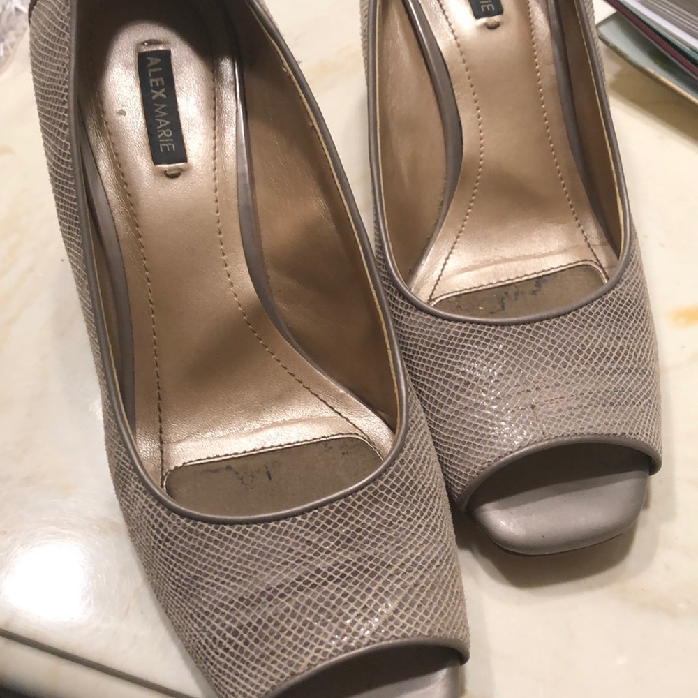 Alex Marie super cute wedges!